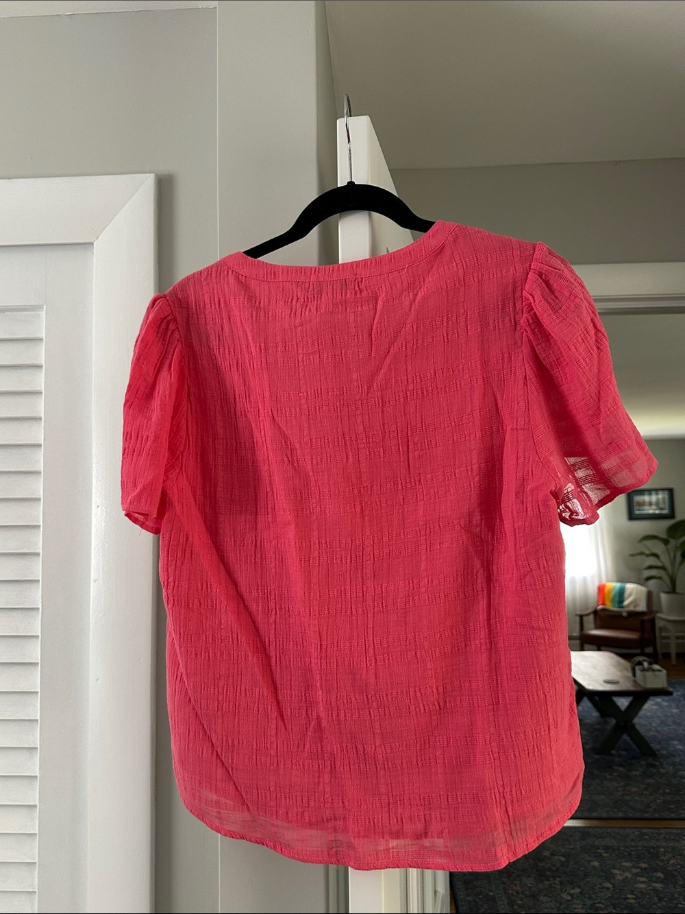 Evereve Shelby Textured Split Neck Top NWT - Picture 5 of 7